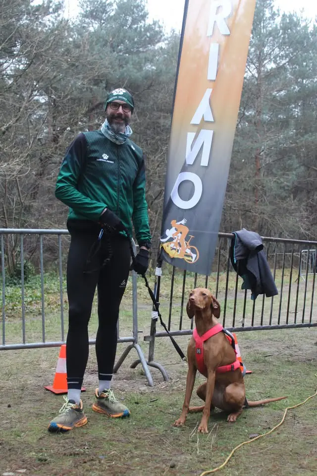 Lopers met honden tijdens een canitrail