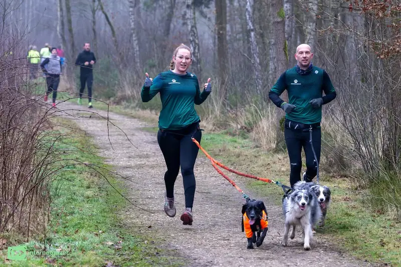 Hond en loper op het pad